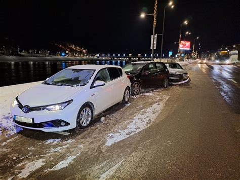 BMW i8 įvykio vietoje su apgadintais Volkswagen ir Chrysler automobiliais