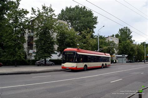nuotrauka jauną moterį, vairuojančią troleibusą