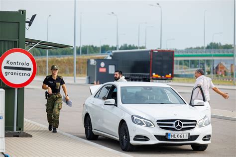 nuotrauka: automobilio šviesų patikra prie sienos, su nurodytais atstumais ir spindulio lygiais