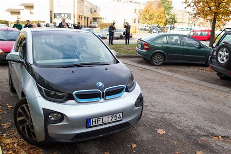 Teminis foto: istoriniai elektromobiliai parke