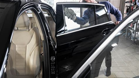 iliustracija, demonstruojanti panoraminio lęšio tvirtinimo ant automobilio lango procesą