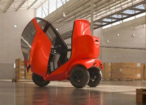 nuotrauka, vaizduojanti modernų automobilio saloną su panoraminiu stogu, perteikianti erdvės ir šviesos pojūtį