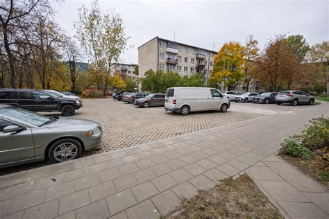 Infografika: korinės automobilių aikštelės principas ir privalumai