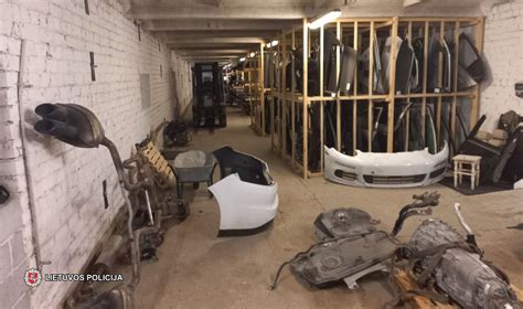 Siuntimas per kurjerį - paketas su automobilių detalėmis