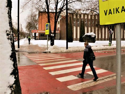 Fotografija: šviesoforas su raudona šviesa ir automobiliai prie pėsčiųjų perėjos