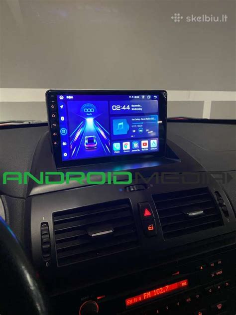 BMW X3 E83 multimedijos ekrano montavimo pavyzdys prietaisų skydelyje
