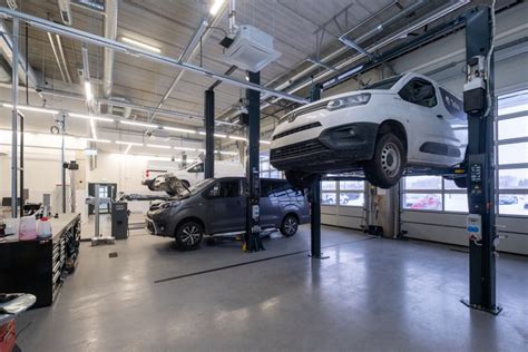 Teminė nuotrauka: modernus automobilių kėbulų remonto centras