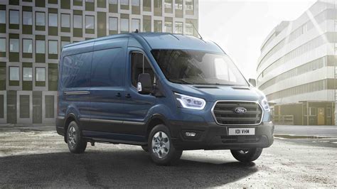 Ford Transit 5 tonų modelis su pilnai pakrauta krovinių zona