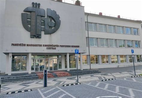Vairavimo mokyklos fasado nuotrauka arba mokymo automobilis prie įėjimo