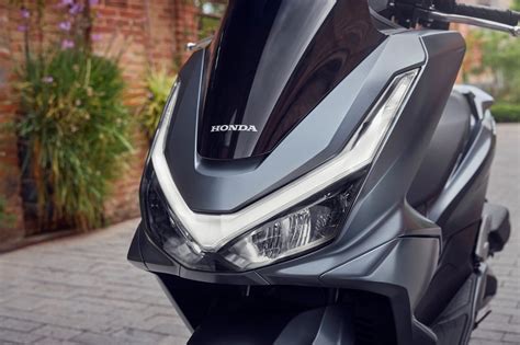 Atnaujinto Honda PCX125 motorolerio 2025 metų modelio nuotrauka