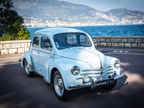 Renault 4CV istorinė nuotrauka