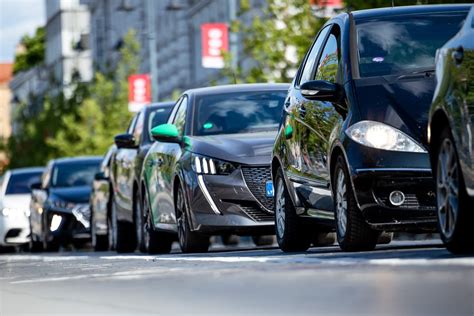 Tematinė nuotrauka: Naujas automobilis salone ir naudotas automobilis turguje - kontrastas