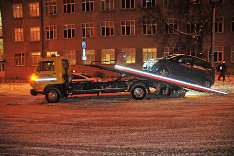 Apleistas automobilis, gabenamas autovežiu į saugojimo aikštelę