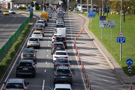 Vaizdas, iliustruojantis atvirų automobilių vairavimo malonumą su vėju plaukuose ir atviru dangumi.