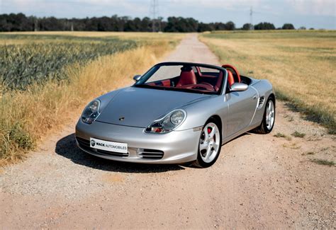 Nuotrauka, vaizduojanti pirmosios kartos Porsche Boxster (986) modelį.