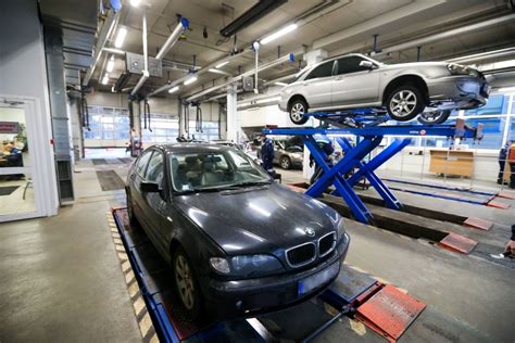 Foto: profesionalus meistras atlieka automobilio techninę apžiūrą dirbtuvėse