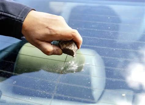 Teminis automobilio galinio stiklo su šildymo siūleliais nuotrauka