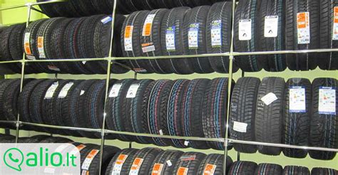 Nuotrauka: sumontuotos naujos žieminės padangos ant automobilio