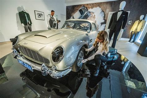 BMW Z3 ar 750iL iš Džeimso Bondo filmų nuotrauka