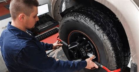 mechanikas tikrina automobilio pakabą prieš ratų suvedimą