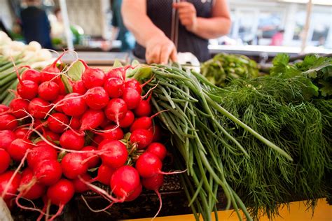 Prekybininkai lauko prekyvietėse su daržovėmis ir vaisiais