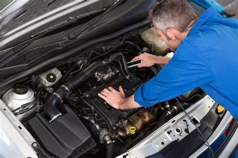 Automobilio variklio skyriaus patikra servise