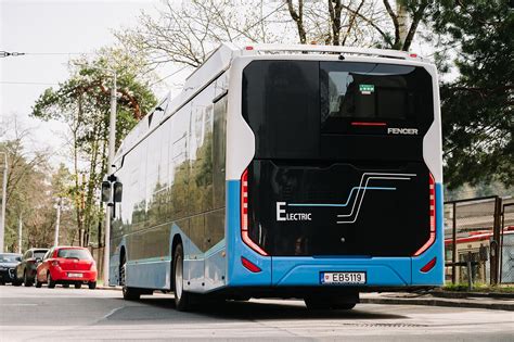 Modernus elektrinis autobusas miesto gatvėje