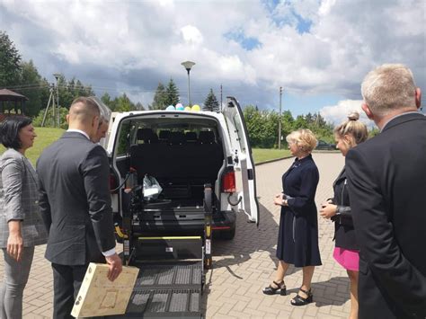 Ilustracija: jaunų žmonių grupė, besidžiaugianti nauju automobiliu su nuomos paslaugų paketu