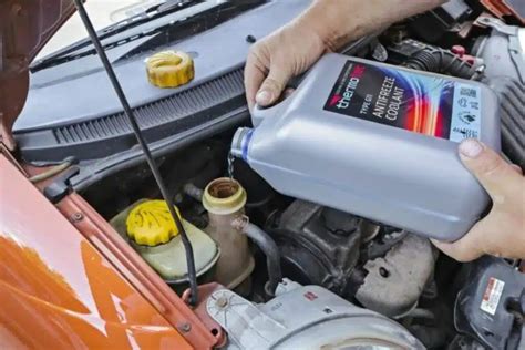 Autoserviso meistras tikrina variklio aušinimo sistemą