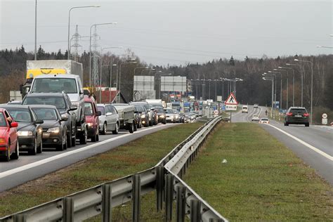 Tematinė nuotrauka: kelias su automobilių eismu ir pėsčiaisiais