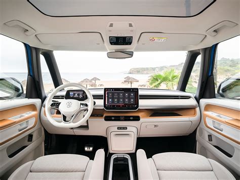 Volkswagen ID. Buzz su ilga ratų baze, pabrėžiant erdvų saloną