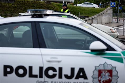 Policijos automobilio įvaizdis greitkelyje