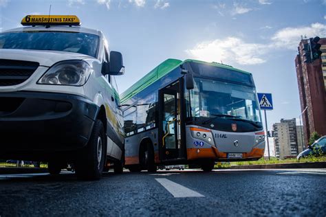 Autobuso vairuotojas padeda neįgaliai merginai įlipti į transporto priemonę