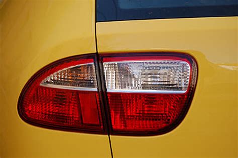 Mergina, besimokanti vairuoti, automobilio salone