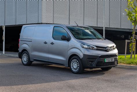 Toyota Proace istorijos ir PSA bendradarbiavimo chronologijos infografika