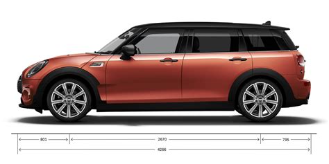 automobilio MINI Cooper vaizdas kelyje užmiestyje