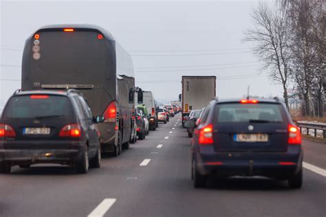 Sunkvežimiai važiuojantys greitkeliu JAV, iliustruojantys prekių gabenimą