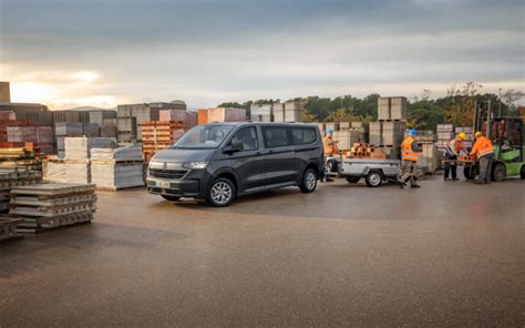 Volkswagen Crafter furgono ir bortinio sunkvežimio nuotrauka su įvairiais krovinių tvirtinimo sprendimais