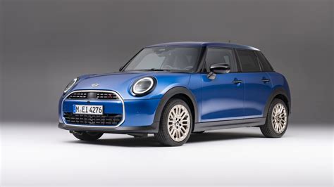 Trys skirtingų spalvų „Mini Cooper“ automobiliai iš filmo „Itališkas apiplėšimas“