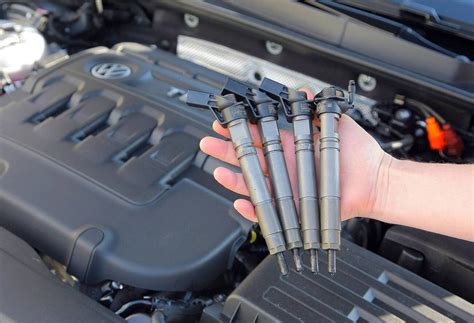Degalų purkštukai automobilyje, pabrėžiant jų svarbą degalų sistemai