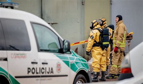 Tematinė nuotrauka: žmogus rūkantis daugiabučio laiptinėje