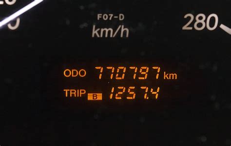 Automobilio odometro nuotrauka su pakeista rida arba informacinė grafika apie ridos klastojimo statistiką