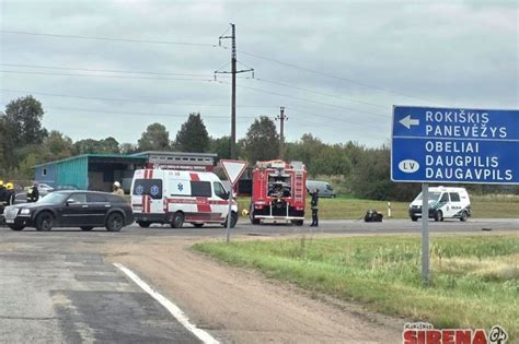 gelbėtojų darbai avarijos vietoje, ištraukiant kūną iš automobilio