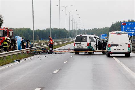 avarijos vietos nuotrauka su apgadintais Volkswagen ir Ford automobiliais