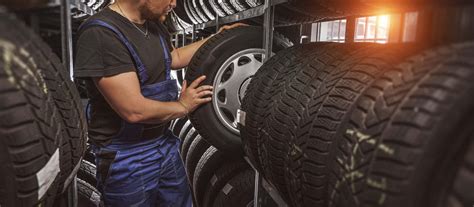 Teminė nuotrauka: automobilių servisas, kuriame atliekamas padangų montavimas
