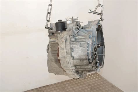 Technikas tikrina Audi A3 pavarų dėžės skysčio lygį ir būklę