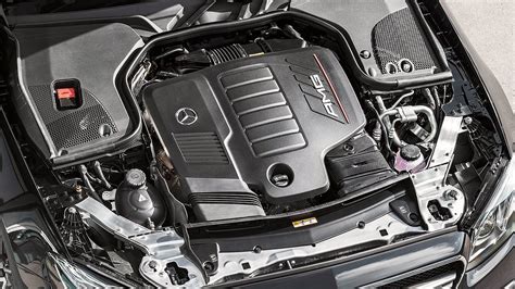 automobilio variklio vidus su užkimštais alyvos kanalais nuo hermetiko pertekliaus