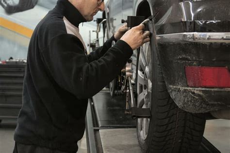 Tematinė nuotrauka: meistras atlieka automobilio diagnostiką