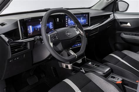 Opel Frontera interjero vaizdas su „Pure Panel“ skaitmeniniais ekranais ir vairu