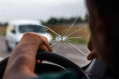 akmenukas atsitrenkiantis į automobilio stiklą